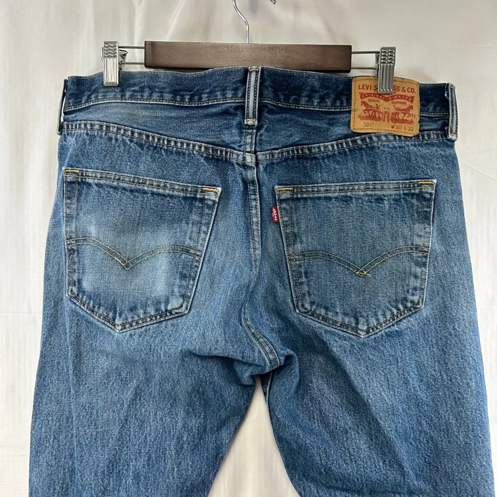 Levis note hard